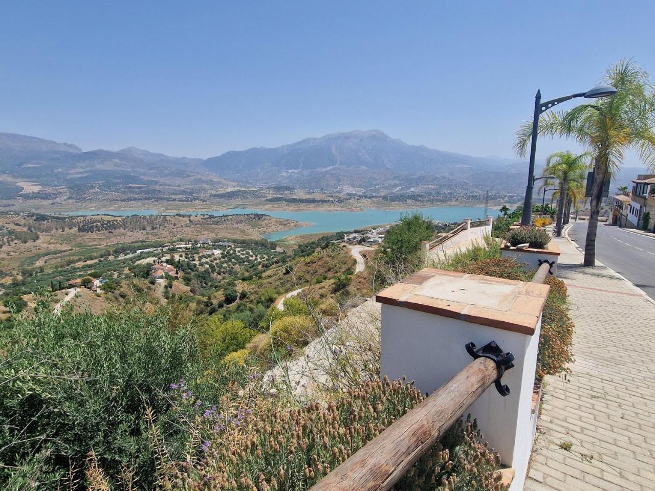 Vistas Al Lago With Private Pool Vinuela Exterior photo