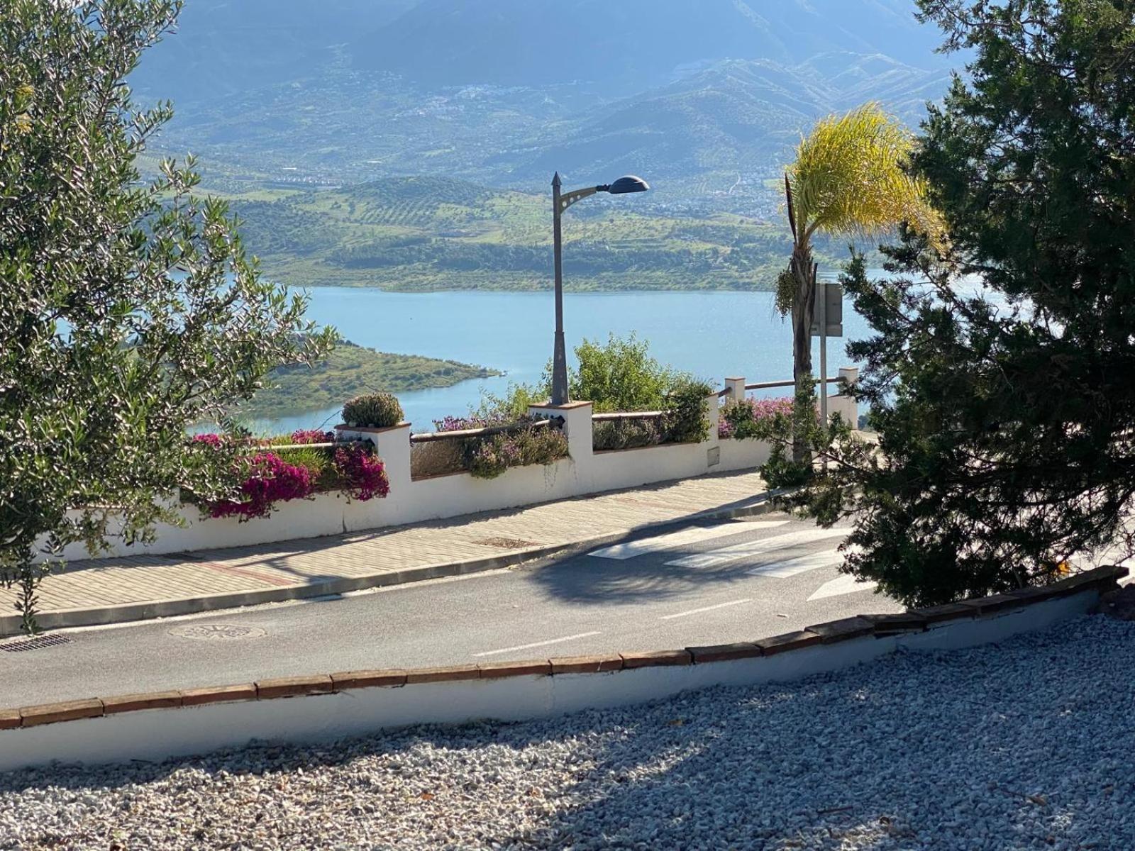 Vistas Al Lago With Private Pool Vinuela Exterior photo
